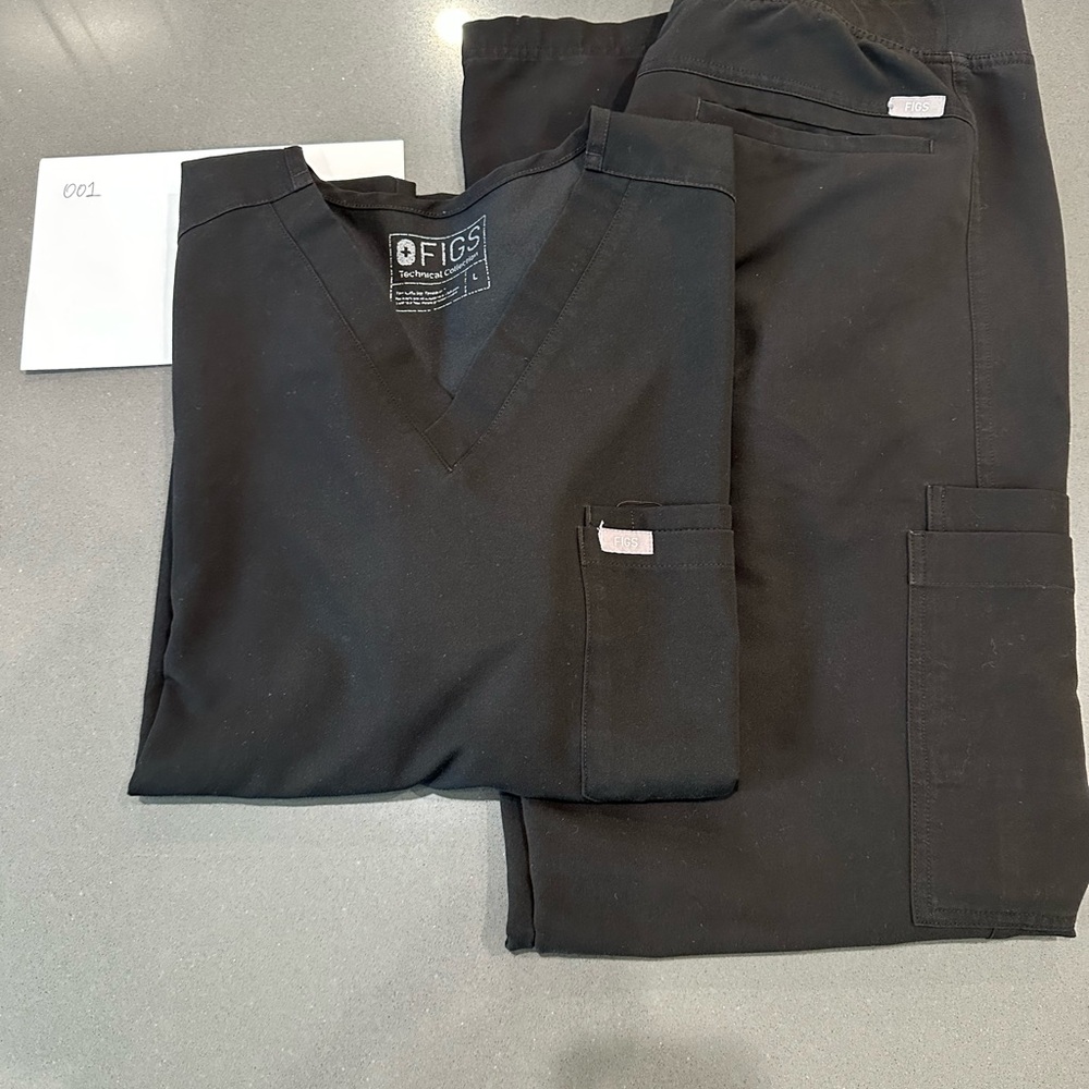 Men’s FIGS Black Scrub Set (L)
